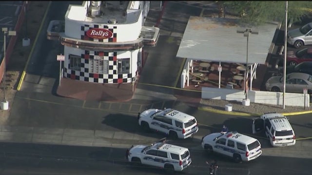 Phoenix PD: Suspect holding 2 people at gunpoint shot by off-duty officer near restaurant