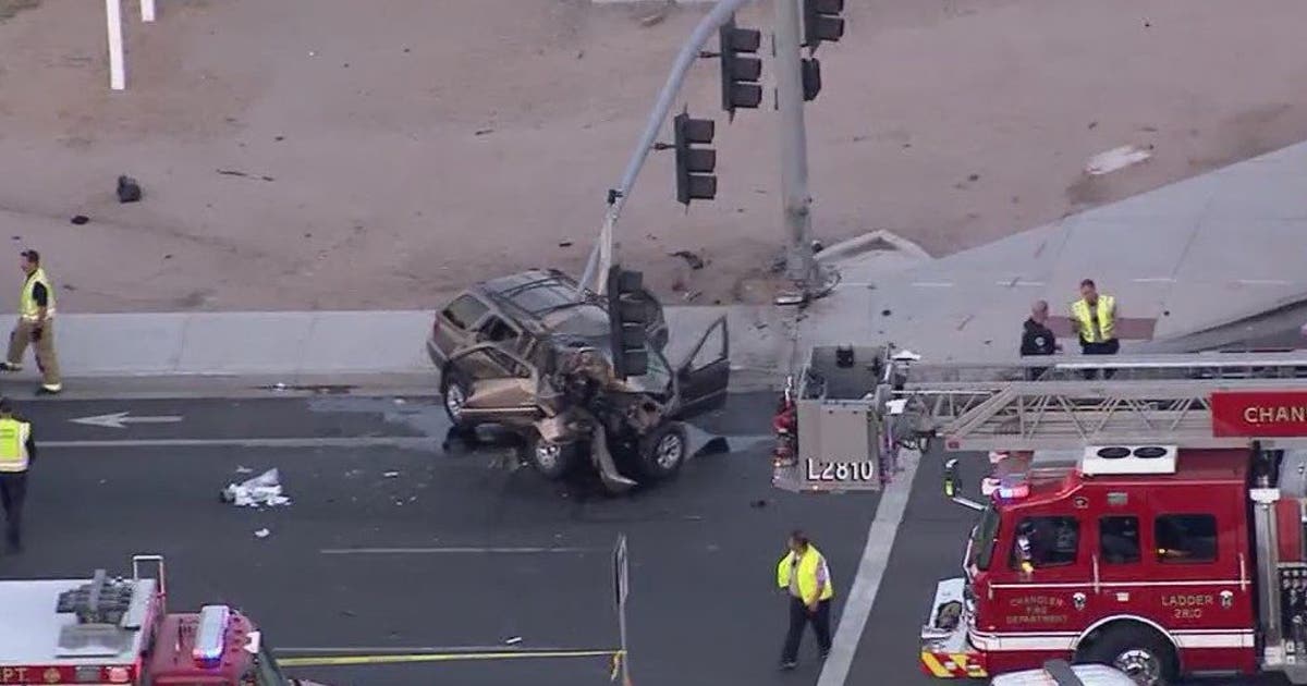 Police: 1 dead after car crashes into traffic light in Chandler | FOX ...