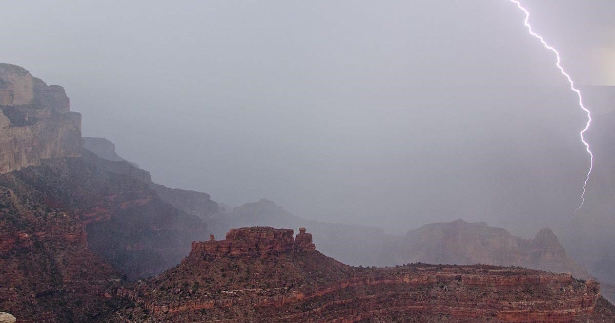 grand-canyon-lightning-strike.