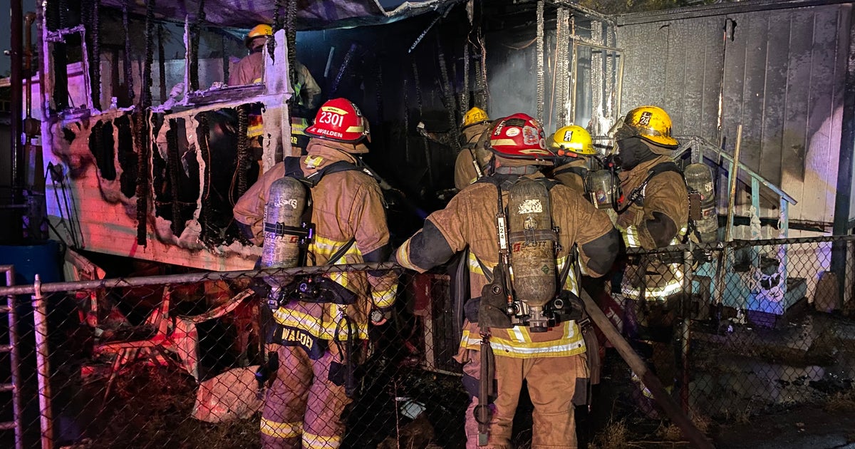 Man suffers serious burns while escaping Phoenix mobile home fire | FOX ...