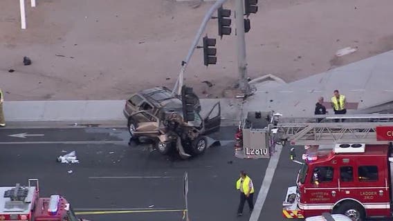 Police: 1 dead after car crashes into traffic light in Chandler