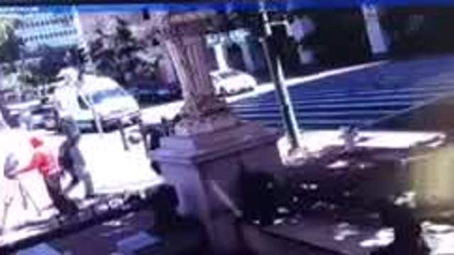 Surveillance video shows armed suspects attempting to rob news crew in Oakland by City Hall