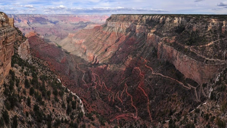 The Bright Angel Trail from the first trail view along Hermit Road