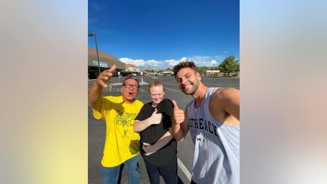 Social media influencer stops in Arizona to surprise people with money for being honest