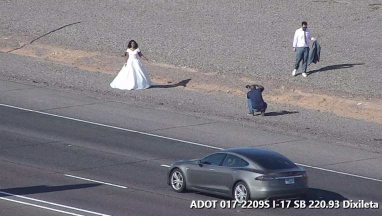 Une photo, prise par les appareils photo ADOT, montrant une séance photo de mariage sur l'I-17 dans la vallée du Nord