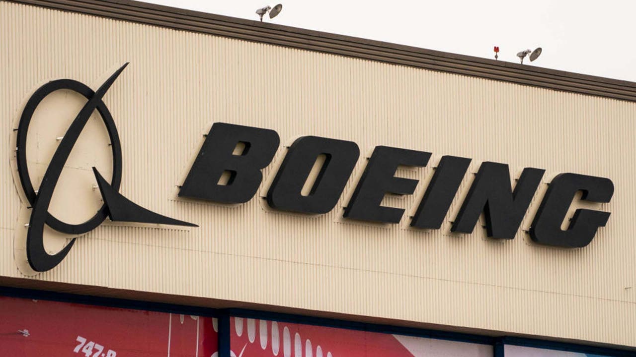 Boeing Mandates COVID-19 Vaccine For Employees | FOX 10 Phoenix