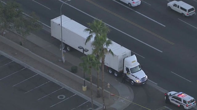 Phoenix PD investigates deadly crash involving a pedestrian crossing 51st Avenue
