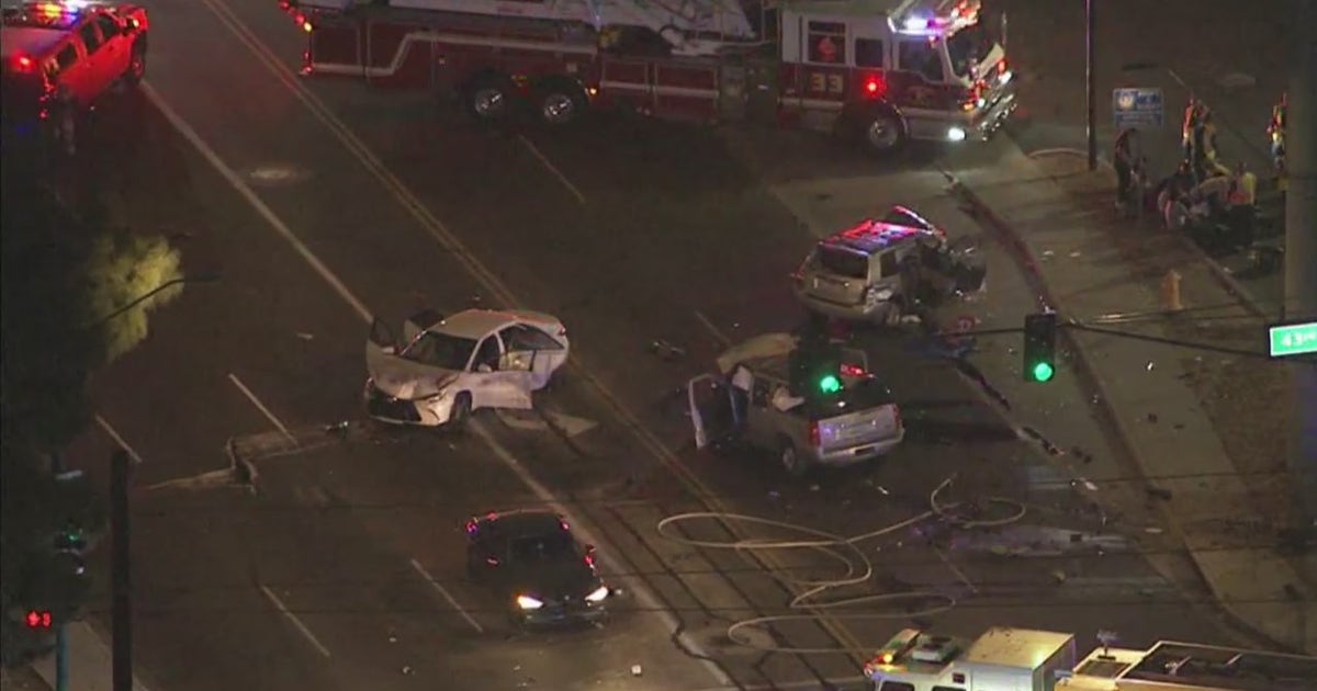 1 dead, 4 others injured in Phoenix multi-car crash caused by red light ...