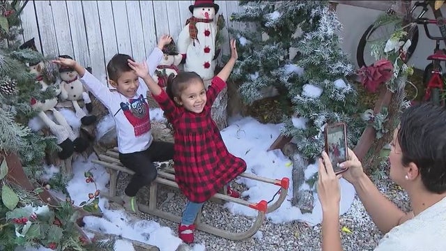 Need holiday cards? Chandler woman transforms yard into festive photo space