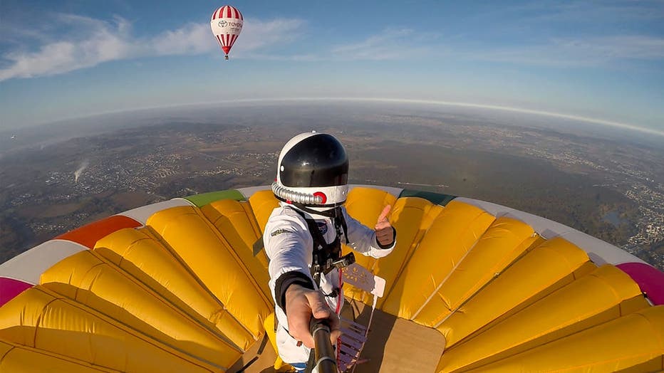 sessie tiran vergiftigen French man breaks world record for standing on top of hot air balloon at  altitude