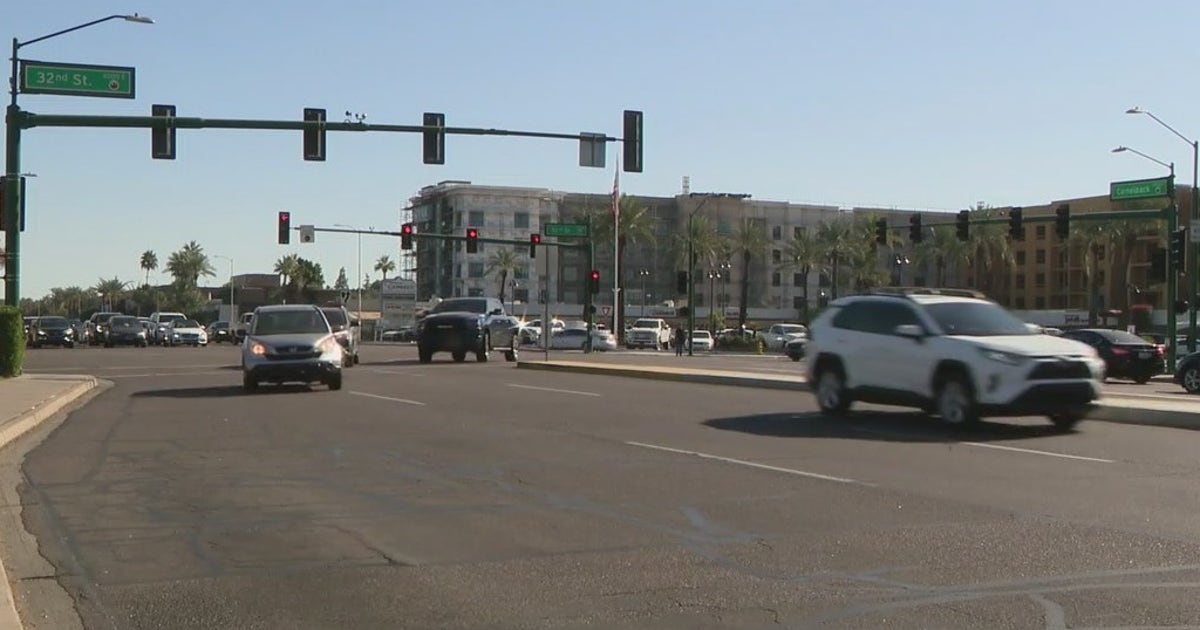 Man dies after being hit by car while crossing Phoenix street | FOX 10 ...