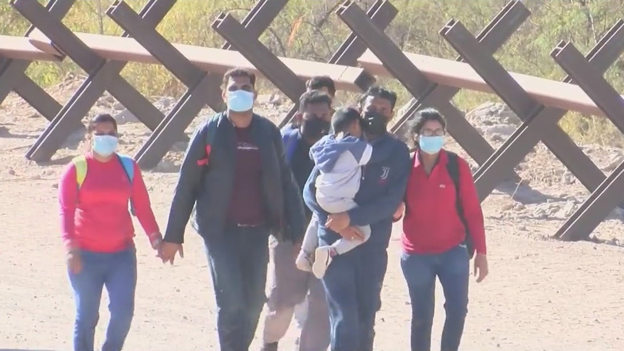 La política de ‘Permanecer en México’ está en vigencia a medida que los cruces fronterizos entre Estados Unidos y México alcanzan cifras récord La política de ‘Permanecer en México’ está en vigencia a medida que los cruces fronterizos entre Estados Unidos y México alcanzan cifras récord