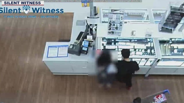 Police look for man accused of robbing west Phoenix Walmart, threatening to stab employee