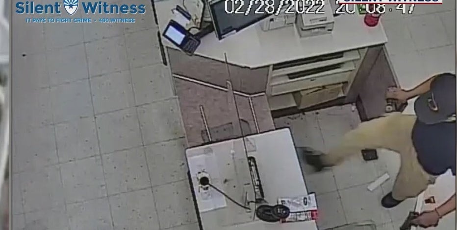 Video: Suspect unable to force open Phoenix Walgreens safe takes 2 cash register drawers instead