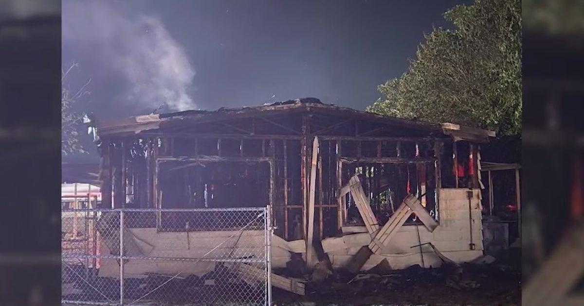 Overnight Phoenix mobile home fire leaves two displaced, one ...