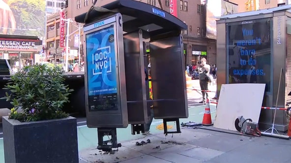 Last NYC public payphone being removed