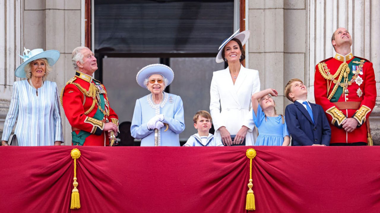 Platinum Jubilee: Gun salute marks 70 years of Queen's reign, UK News