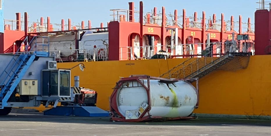 Cloud of toxic yellow gas billows from ship in Jordan port
