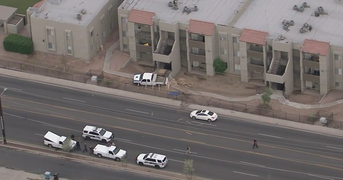 Deadly pedestrian crash shuts down Phoenix intersection | FOX 10 Phoenix
