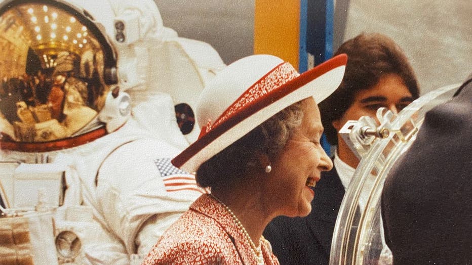 Queen-Elizbaeth-II-visits-NASAs-Johnson-Space-Center-in-1991.jpg