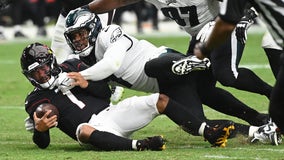 Eagles stay undefeated, hang on to beat Cardinals 20-17