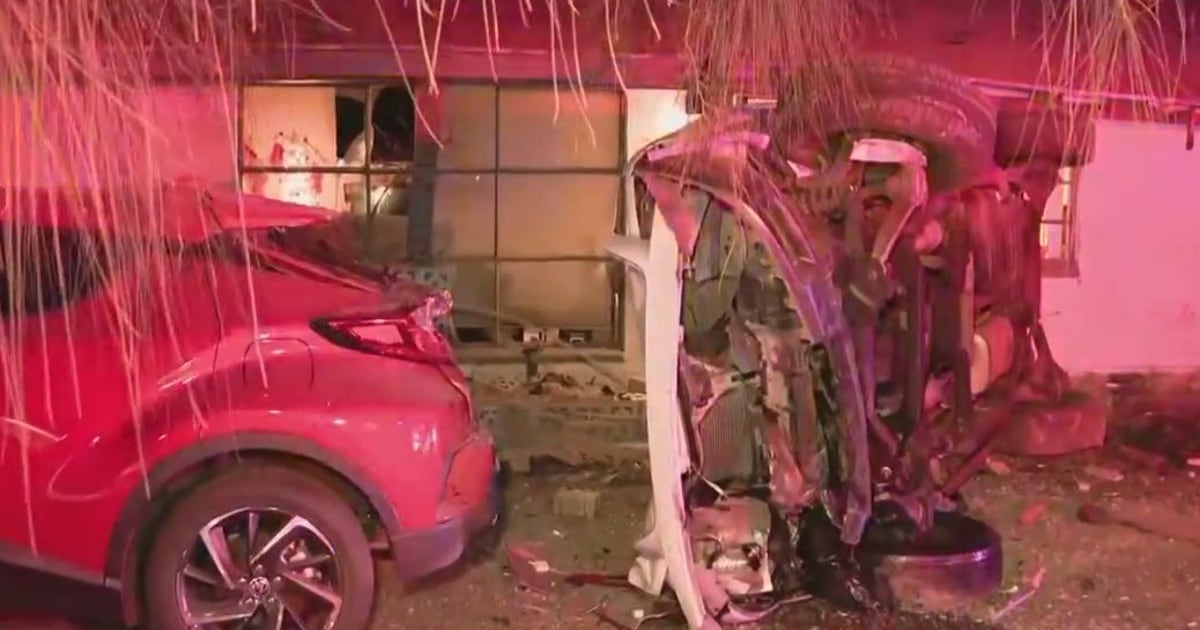 Car crashes into two Phoenix homes on Thanksgiving | FOX 10 Phoenix