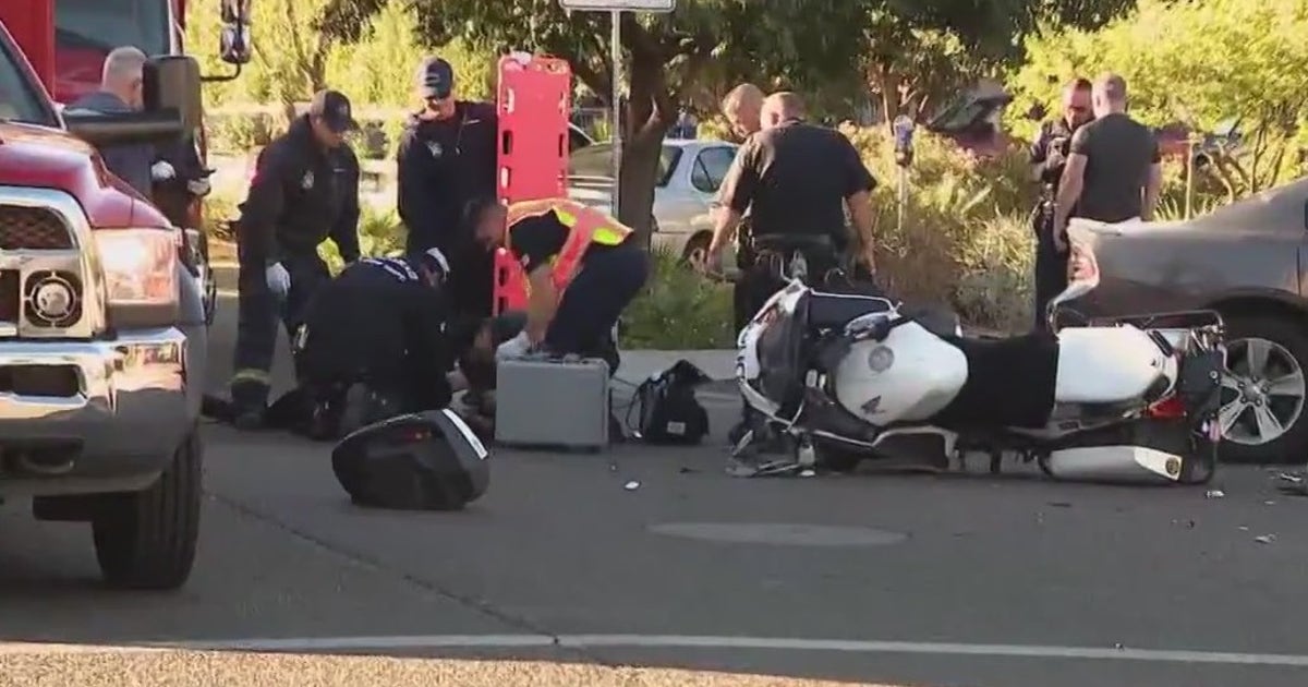 Phoenix motorcycle officer seriously hurt in crash | FOX 10 Phoenix