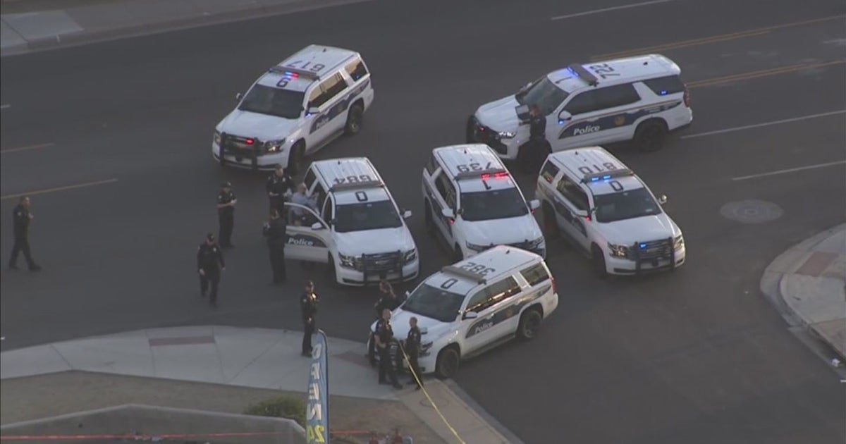 Phoenix police shoot, kill suspect in strip mall parking lot | FOX 10 ...
