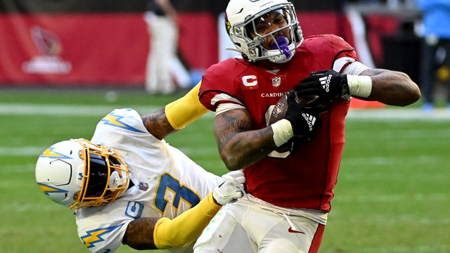 Herbert rallies Chargers to 25-24 win over Cardinals