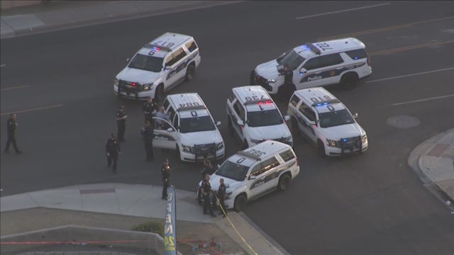 Phoenix police shoot, kill suspect in strip mall parking lot