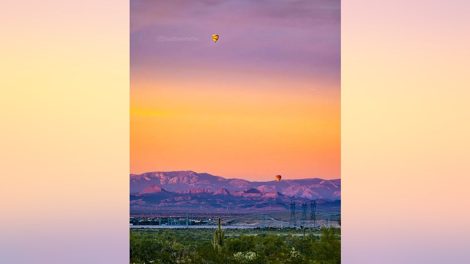 Balloons certainly makes Arizona look that much better (not that it needs any help though!) Thanks David Dubé for sharing this nice photo with us all!