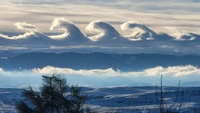 Spectacular wave-like clouds form over Wyoming mountains