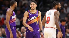 Devin Booker scores 51 points in 3 quarters, Suns rout Bulls