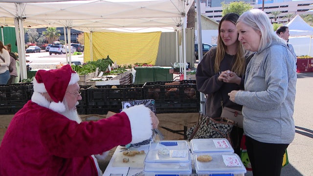 Last minute Christmas shoppers out in full force: 'Every year on the 24th, I’m here'