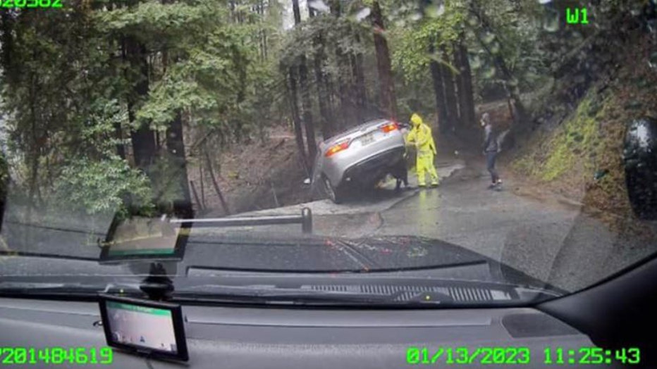 Car-falls-off-cliff-in-California-II.jpg