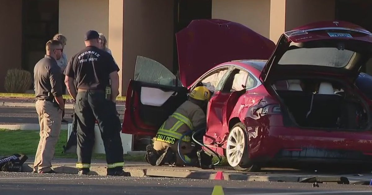 Man dead, woman hurt in Phoenix multi-vehicle crash | FOX 10 Phoenix