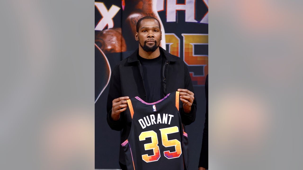 Kevin Durant Dons Suns Jersey For The First Time