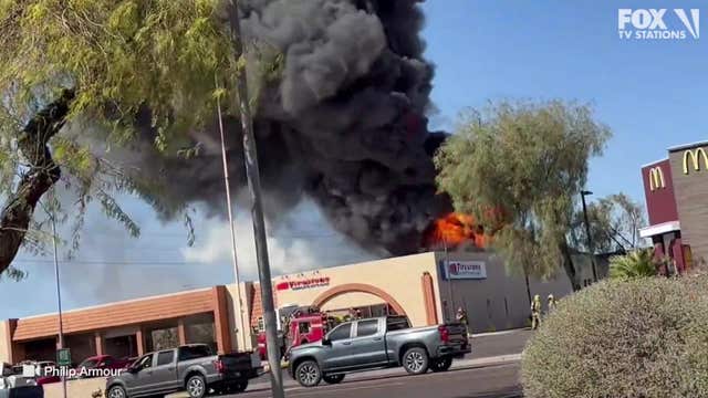 Firefighters extinguish auto shop fire in north Phoenix