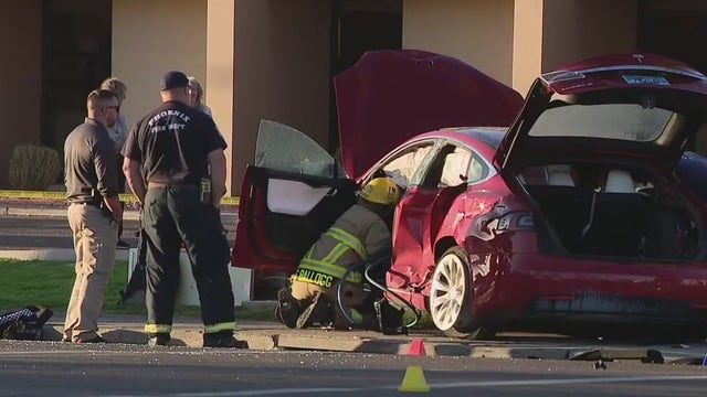 Man dead, woman hurt in Phoenix multi-vehicle crash