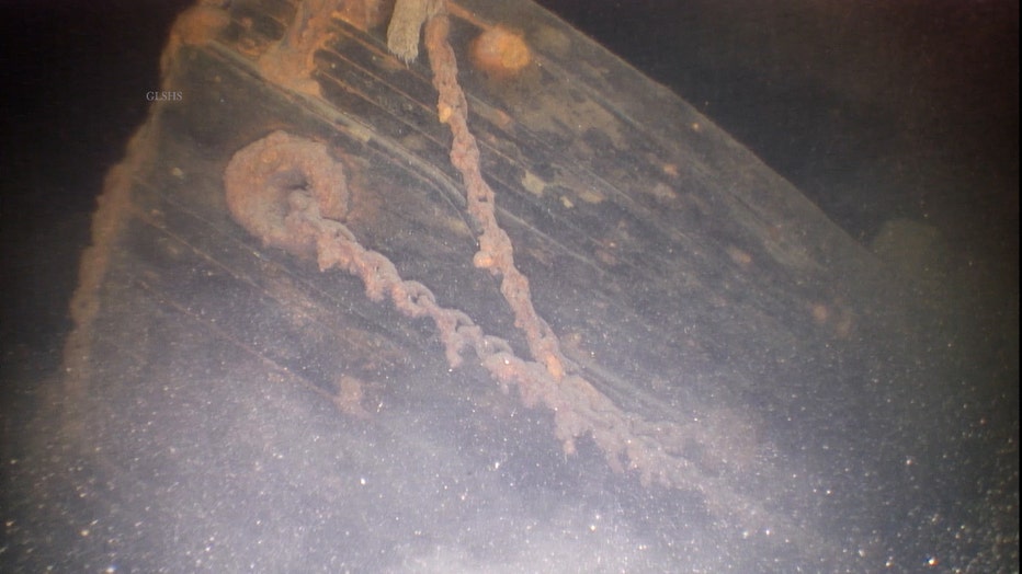 Port-bow-and-anchor-chain.jpg