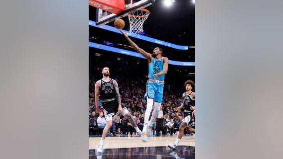 Phoenix Suns clinch playoff spot, rout injury-riddled Spurs 115-94