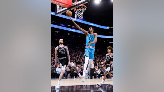 Phoenix Suns clinch playoff spot, rout injury-riddled Spurs 115-94