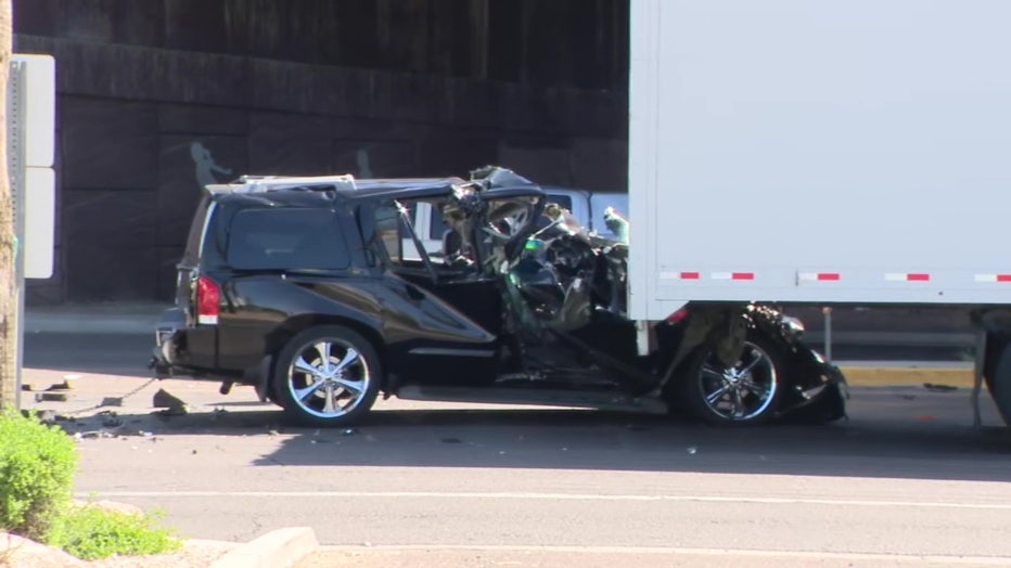 SUV appears to rear end 18 wheeler in Phoenix sending driver to