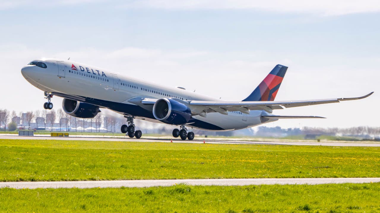 Cardinals take off for Detroit in newly bought Boeing 777 team plane