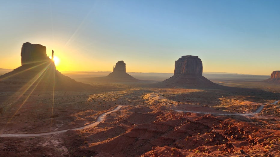 Treating everyone to this majestic view as we kick off the weekend! Stay cool and stay safe out there! Thanks Floriza Begay for sharing!