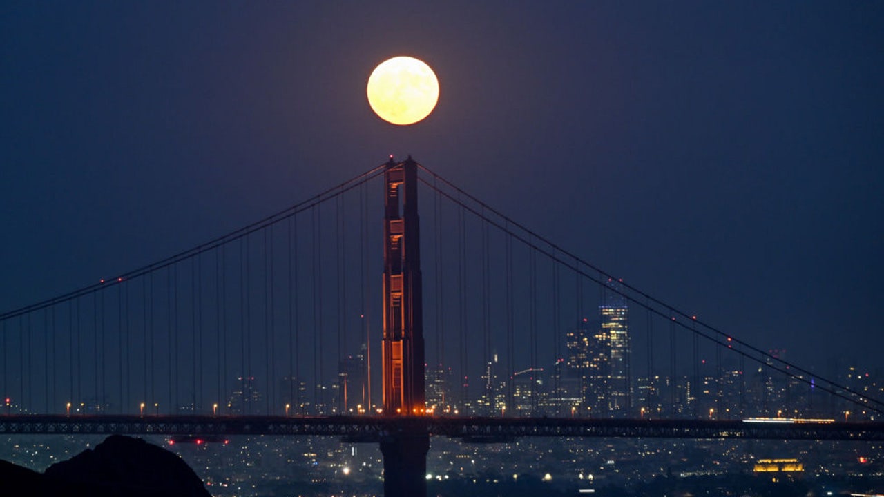 Rare 'super blue moon' rises Wednesday night. How to see it - Los Angeles  Times