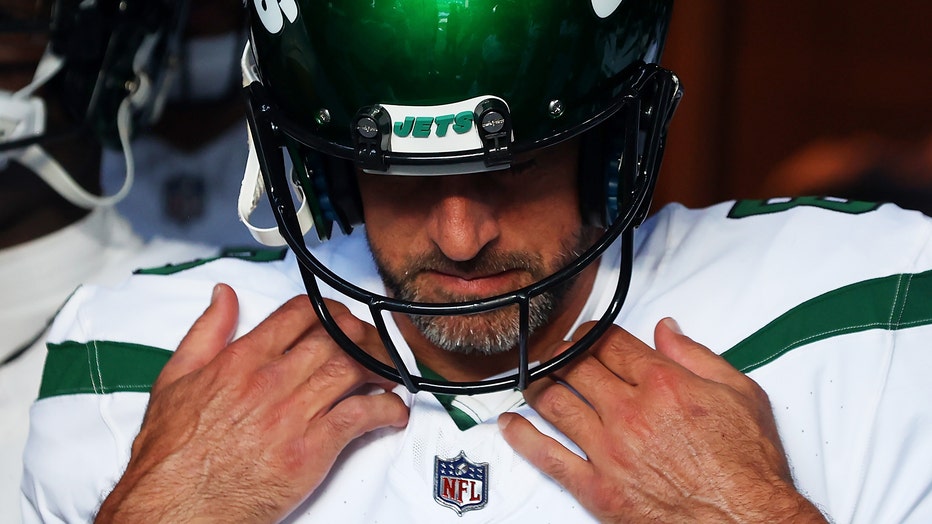 Aaron Rodgers throws a TD pass in his brief preseason debut as