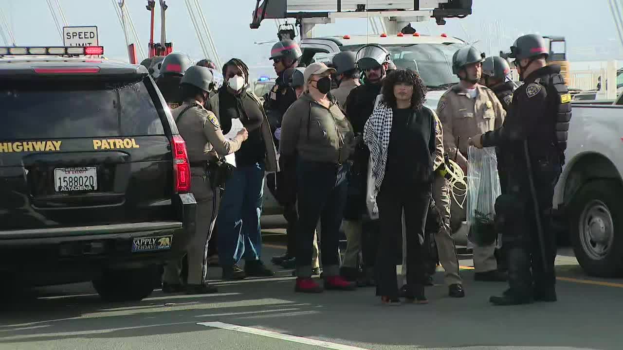 Pro-Palestine protesters shut down Bay Bridge - Vimarsana News