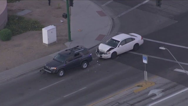 Man dead following North Phoenix pedestrian crash: PD