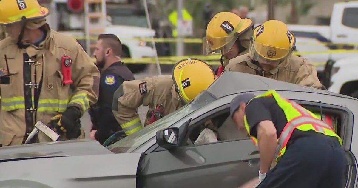 Good Samaritans work to help victims after car slams into power pole in ...
